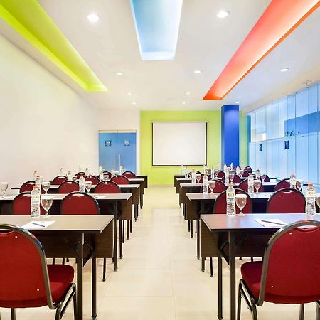 Ibis Budget Jakarta Cikini Экстерьер фото
