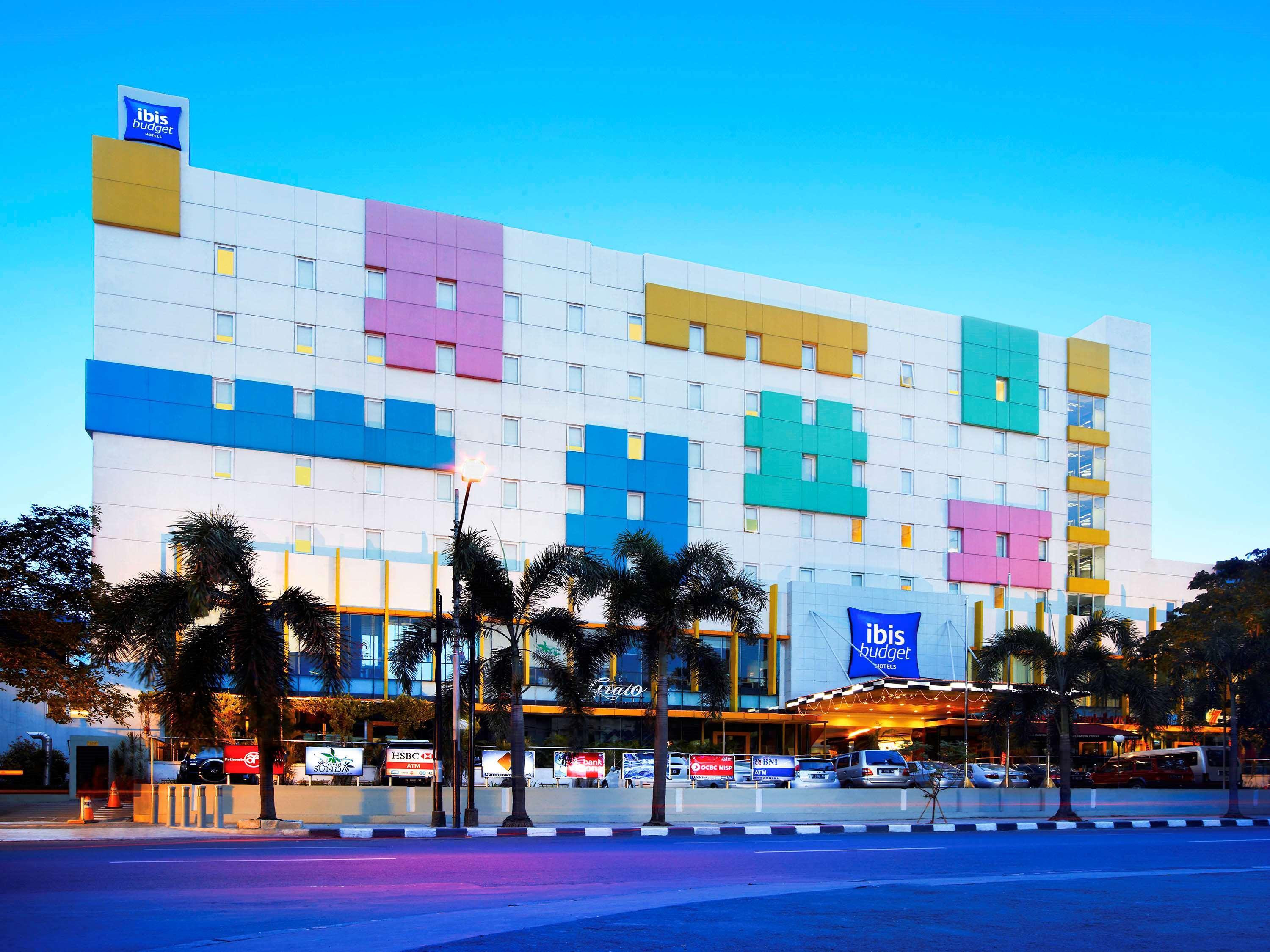 Ibis Budget Jakarta Cikini Экстерьер фото