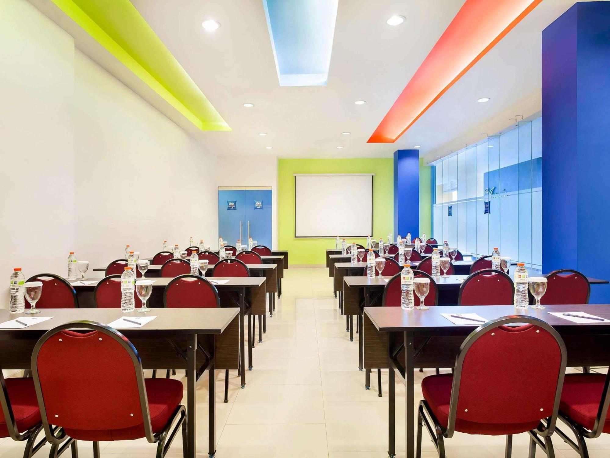 Ibis Budget Jakarta Cikini Экстерьер фото