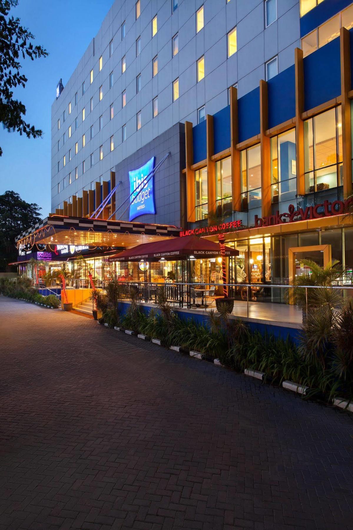 Ibis Budget Jakarta Cikini Экстерьер фото