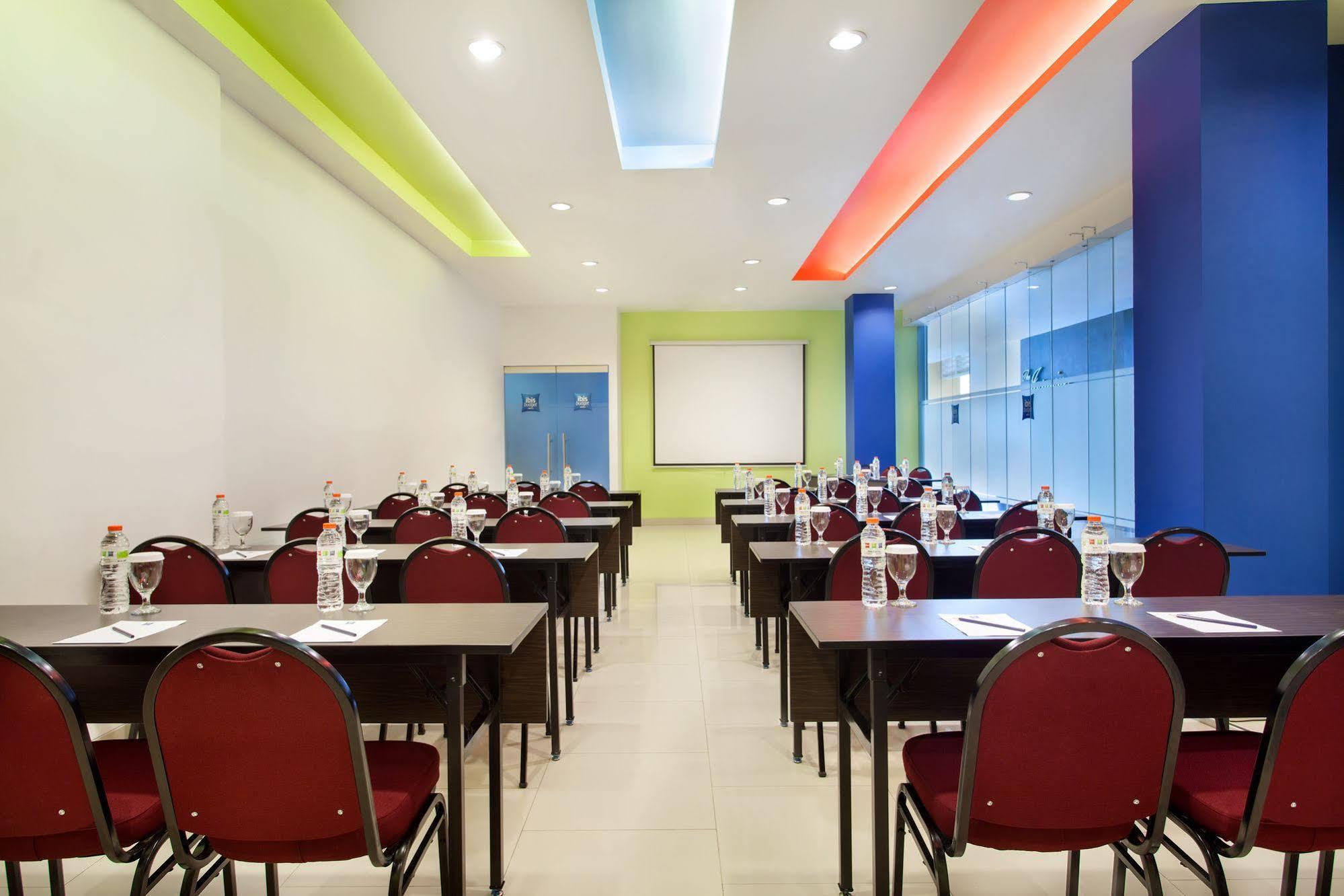 Ibis Budget Jakarta Cikini Экстерьер фото