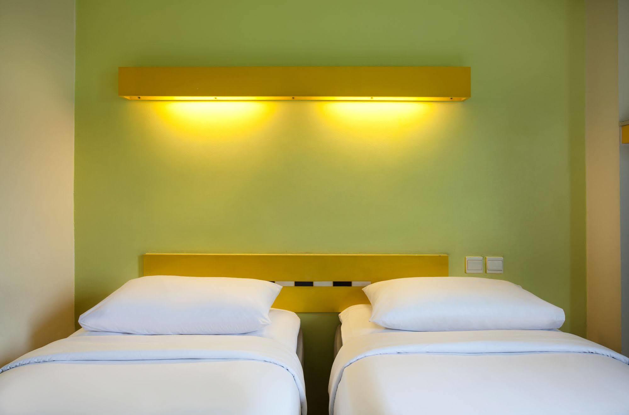 Ibis Budget Jakarta Cikini Экстерьер фото