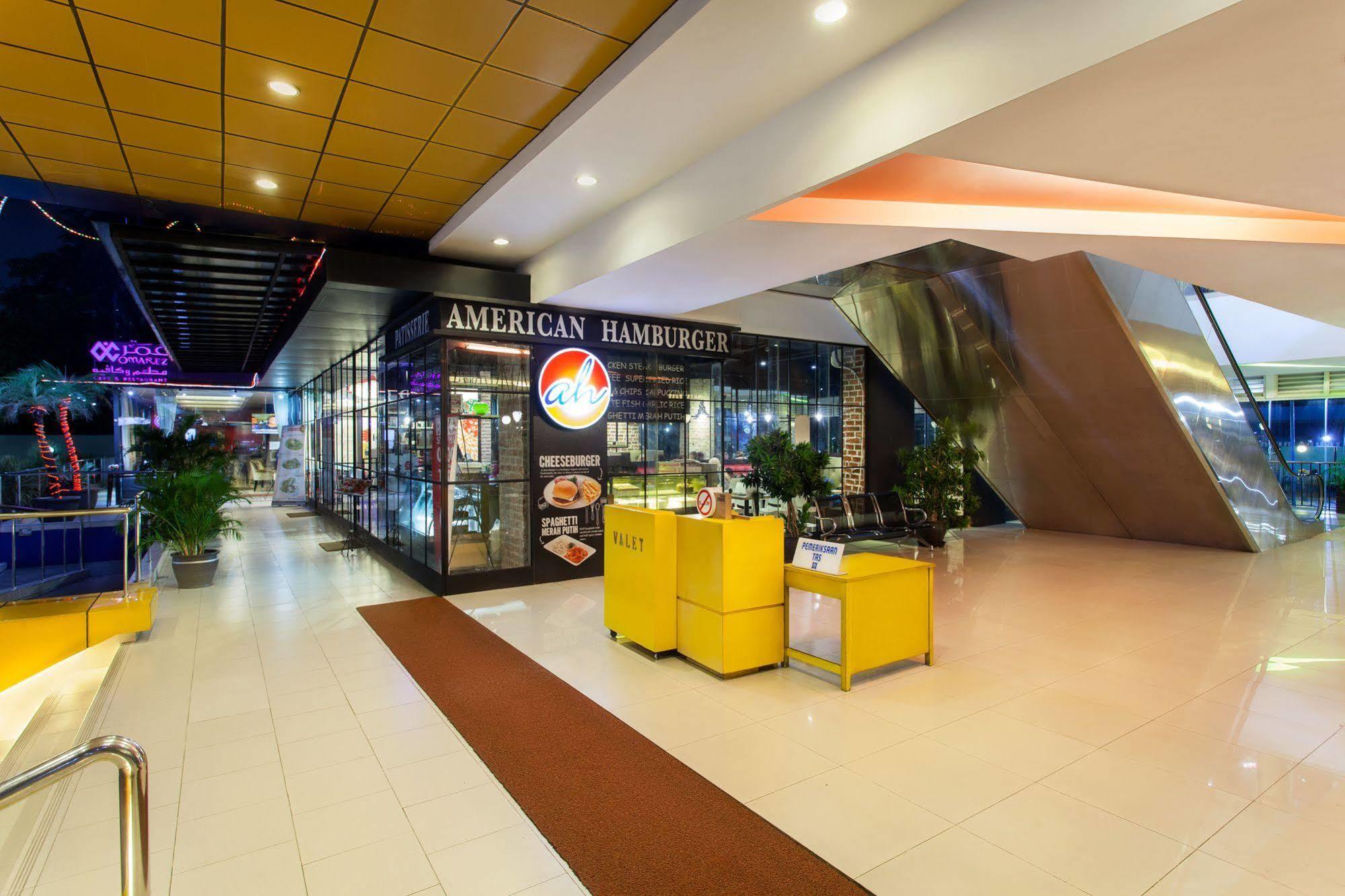 Ibis Budget Jakarta Cikini Экстерьер фото
